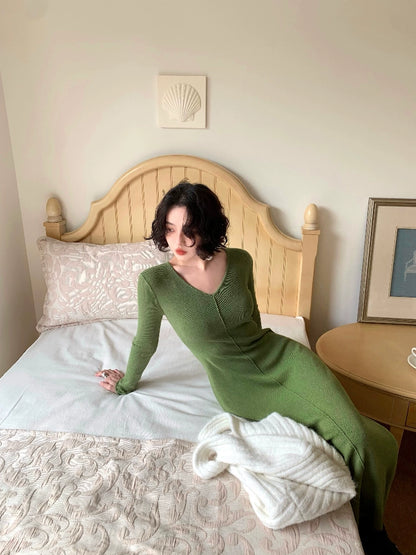 V-Neck Knitted Dress with Spring Freshness (White Tea Qinghuan)