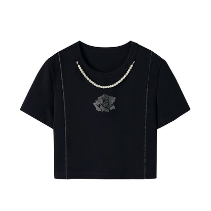 Collar de perlas y camiseta corta de diamantes