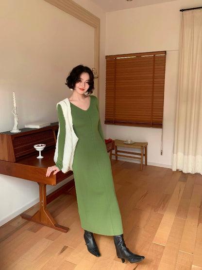 V-Neck Knitted Dress with Spring Freshness (White Tea Qinghuan)