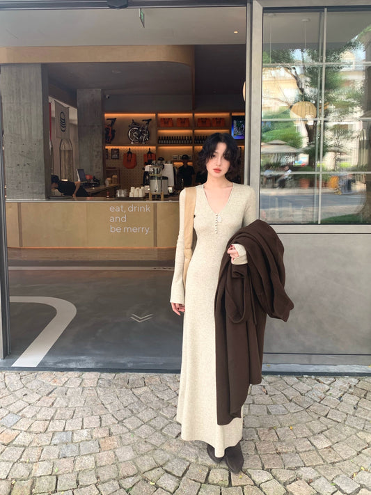 Wine Noon V-Neck Knit Long Dress – Retro Hong Kong Fall/Winter Collection 2025
