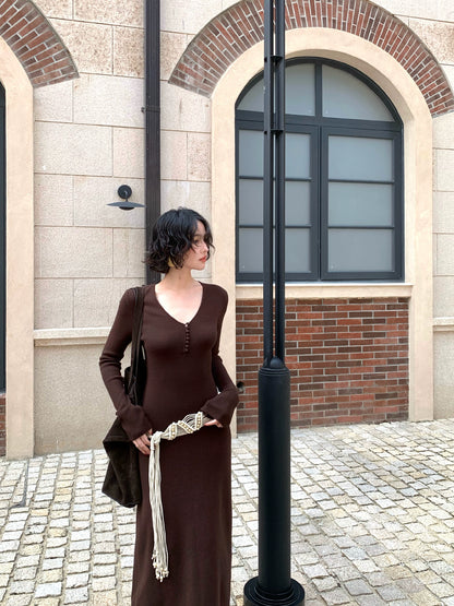 Wine Noon V-Neck Knit Long Dress – Retro Hong Kong Fall/Winter Collection 2025