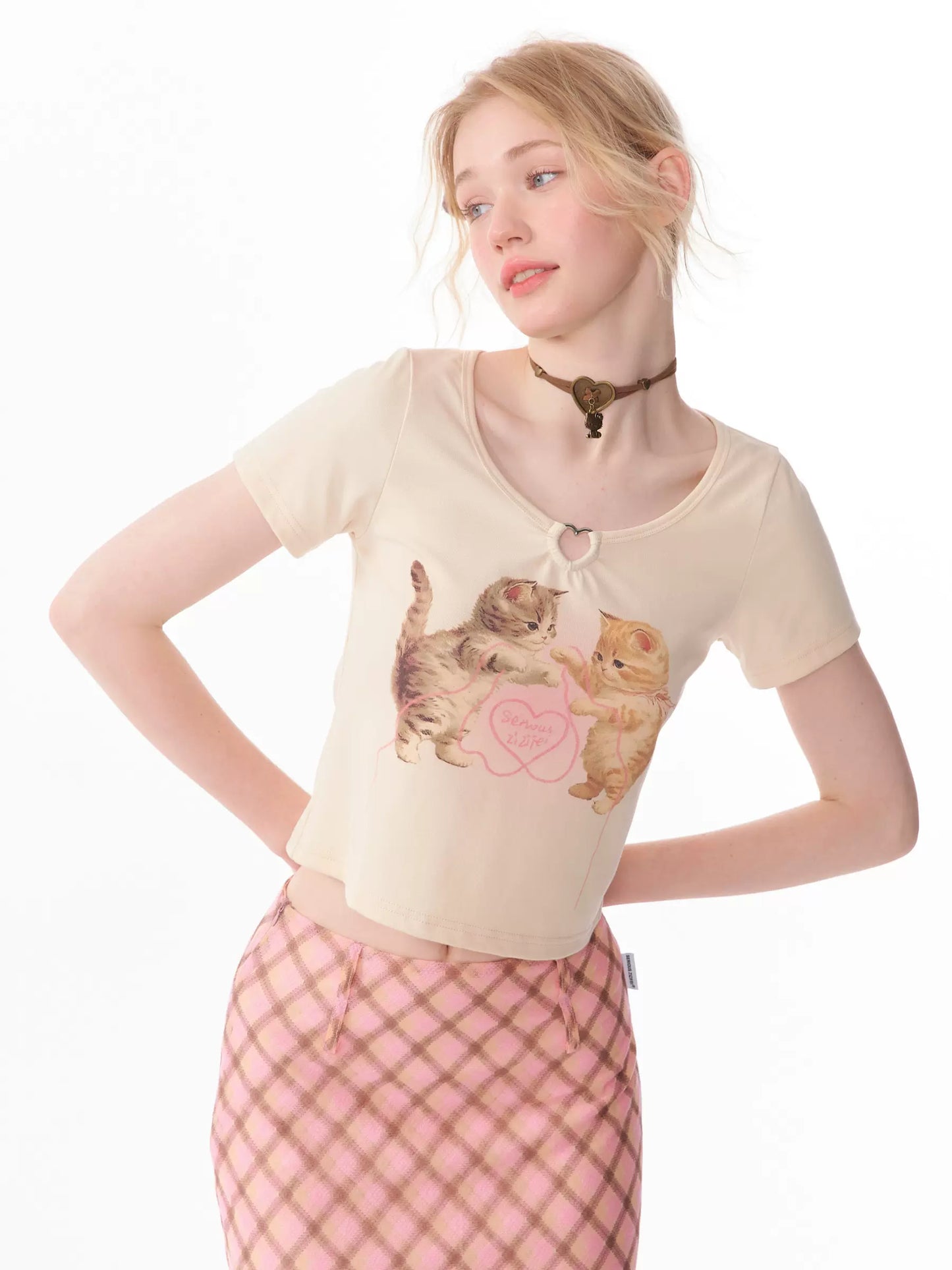 Camiseta con estampado de gato y corazón de metal | Top corto retro con hombro derecho para verano