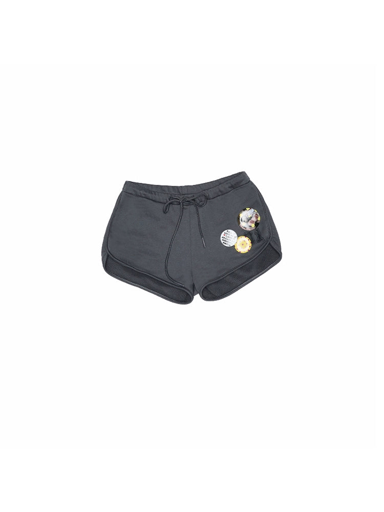 Sporty Badge Print High-Waist Shorts – Slim Fit Activewear Style