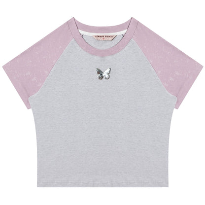 T-shirt con maniche raglan con cuciture a contrasto |. Manica corta con farfalla in metallo per l'estate