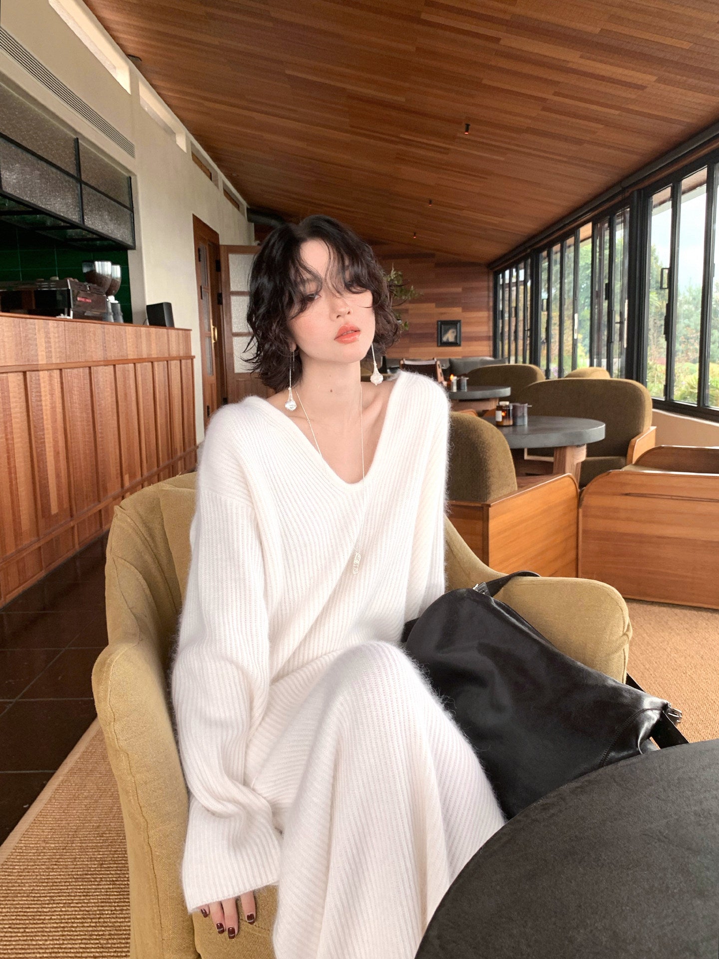 Raccoon Wool-Blend V-Neck Sweater – Hong Kong Retro Fall/Winter Lazy Knit