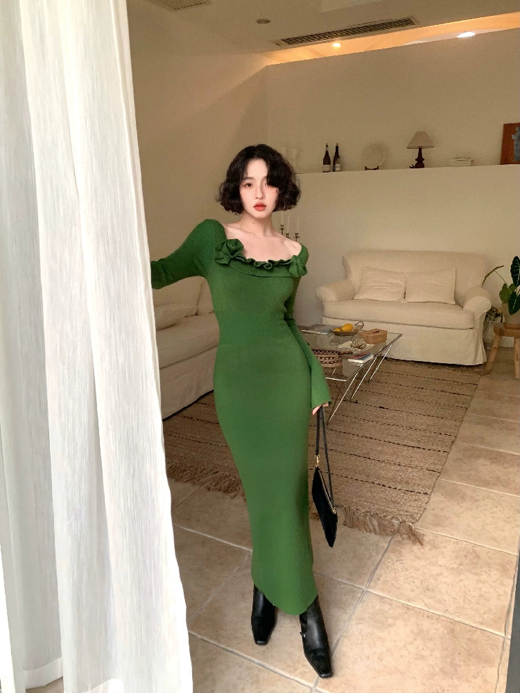 Long knit dress with hibiscus flower collar design