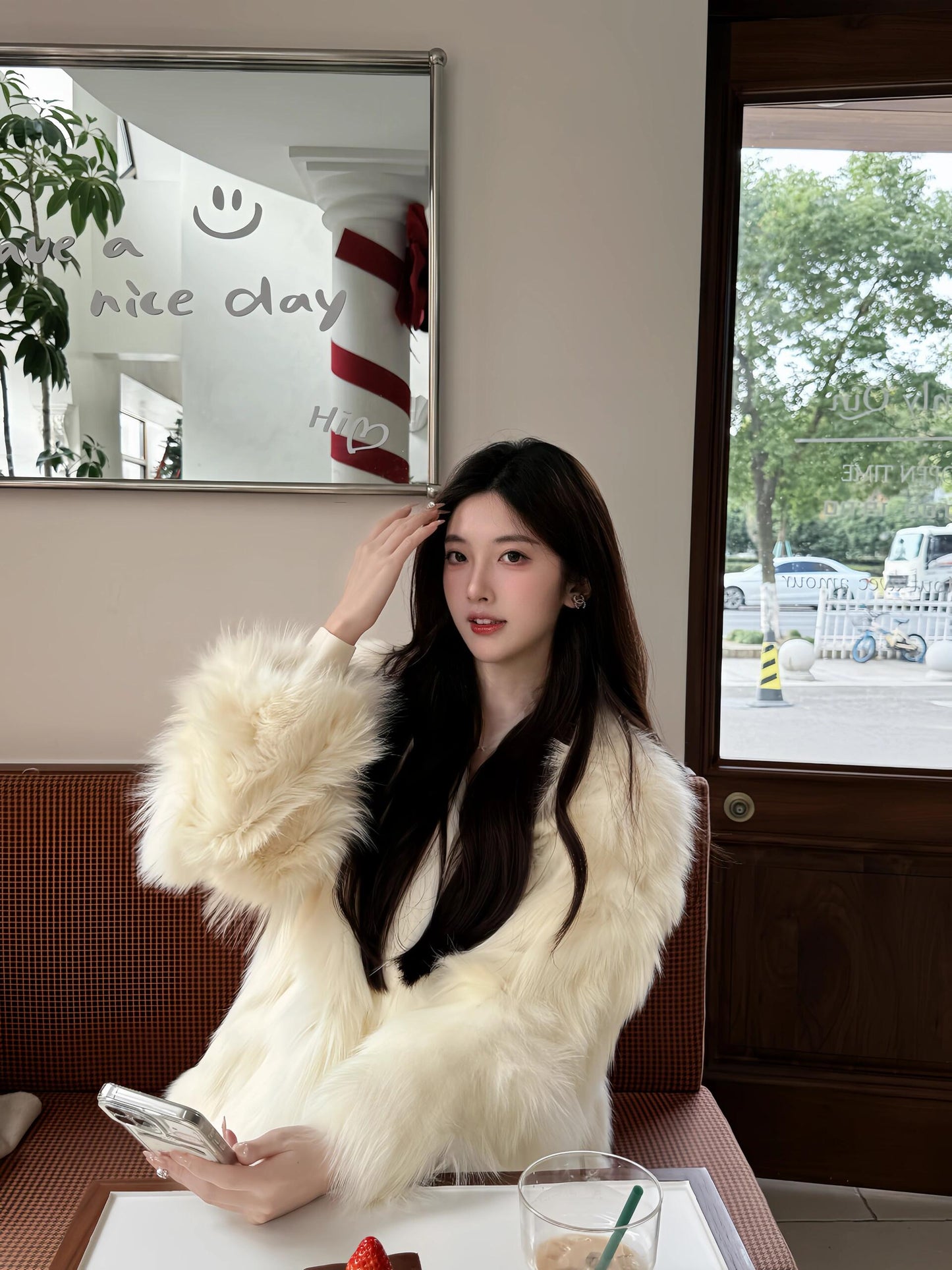 High-End Faux Fur Coat – Celebrity-Inspired Winter Fashion