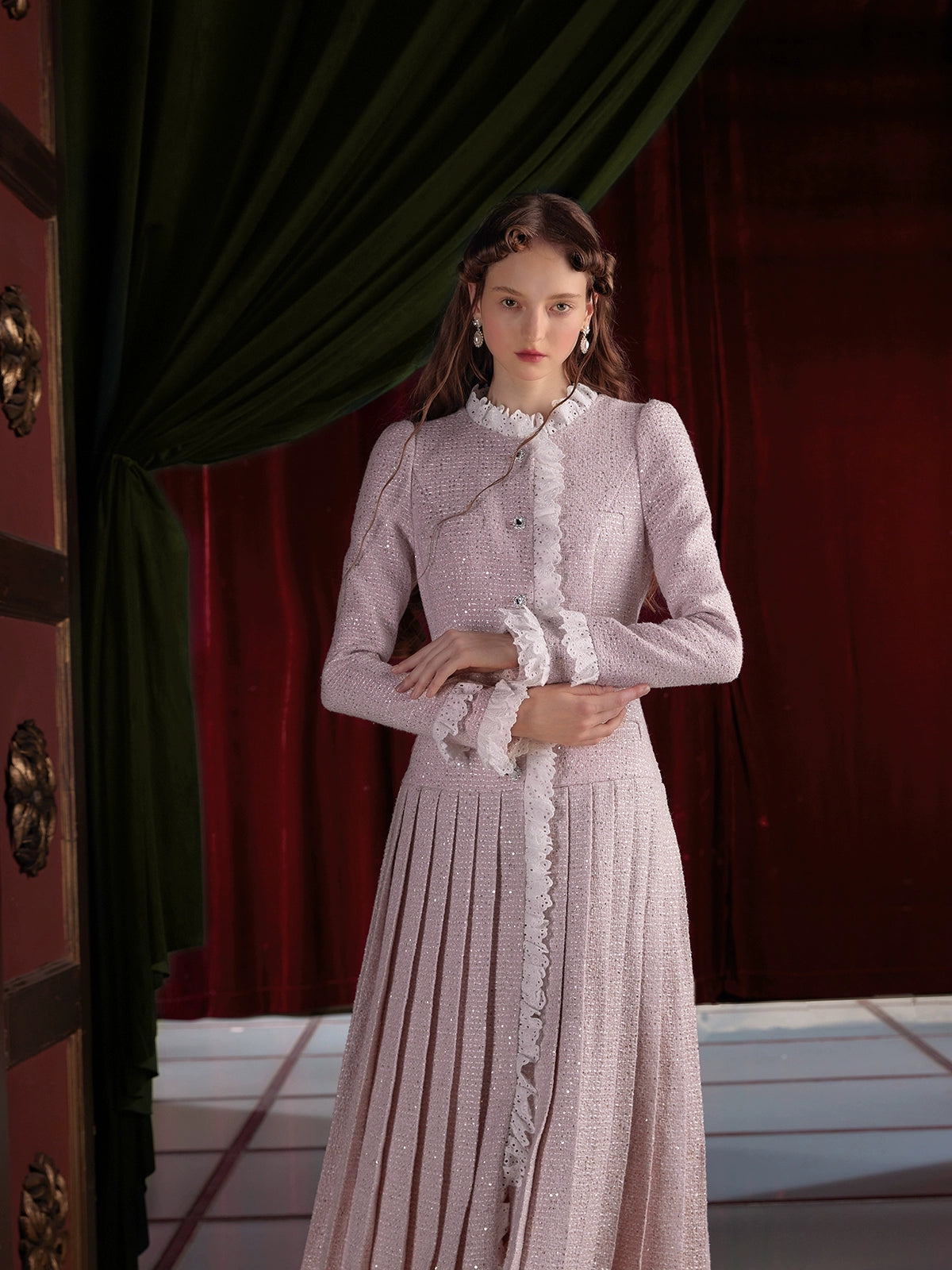 Cappotto in pizzo scintillante rosa champagne con fibbia di gioiello