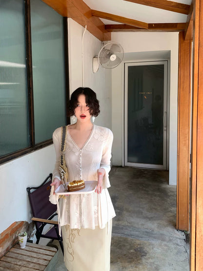 Wine afternoon homemade [spring day, imagination] retro elegant style lace edge 100 people cotton V-neck waist long-sleeved top girl