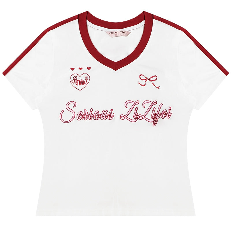 T-shirt con scollo a V con ricamo a lettera |. Design casual a colori a contrasto per l'estate