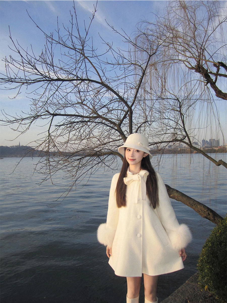 Golden Wool Cloak – Short Faux Fur Cape for a Luxe Winter Look