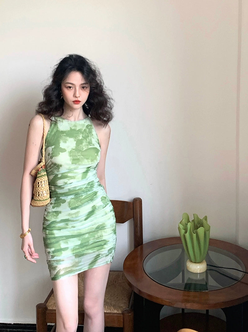 Vestido verde plisado: elegancia impresa del verano