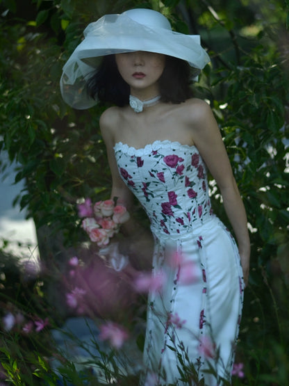 Brazo de rosa retro con media falda irregular de mosaico, diseño original del nuevo nicho de verano, puro deseo