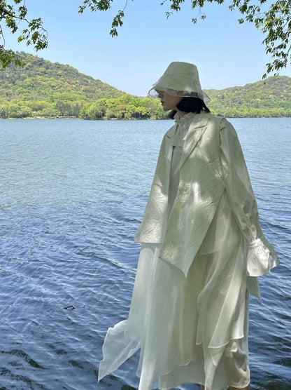 Ensemble, design original pour l'été, une protection au soleil blanc fée, une perspective, une chemise à manches longues, une jupe de longueur moyenne, un ensemble de deux pièces