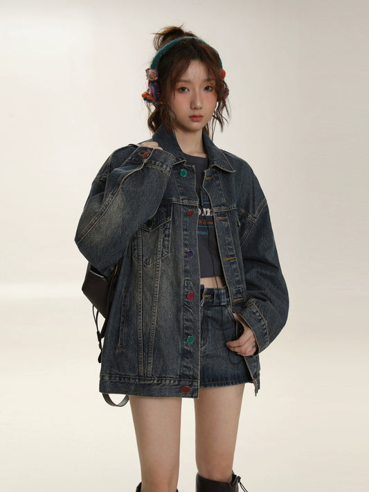 Vecchio cappotto di jeans lavato