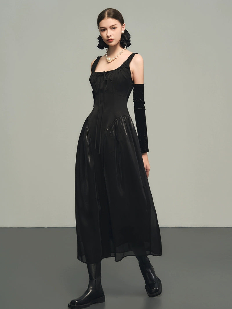 Robe au cou carré noir