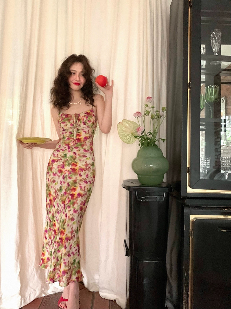 Robe rose vintage française: Élégance de la queue de poisson d'été