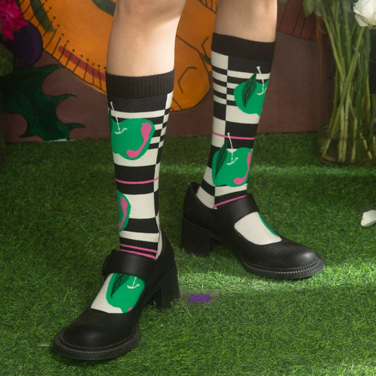 Черно -белая полоса и зеленые яблочные носки