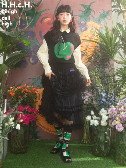 Зеленое яблоко девушки: черный вязаный жилет без рукавов