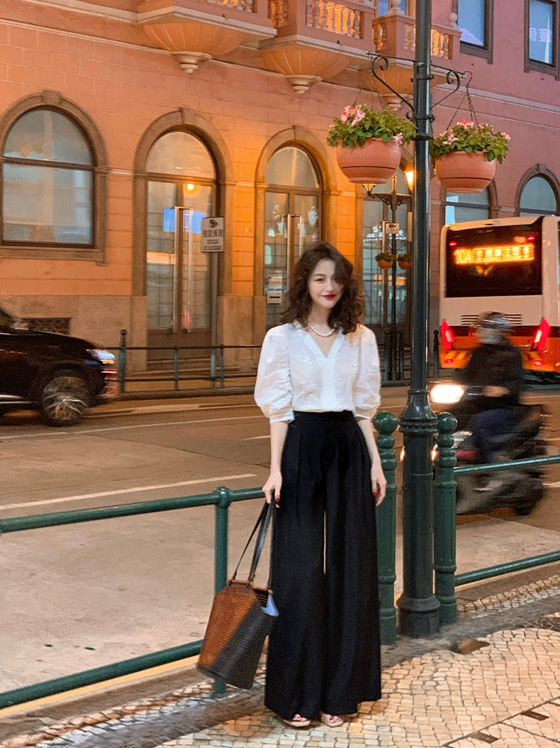 Contraste de primavera/verano: traje de pierna ancha delgada