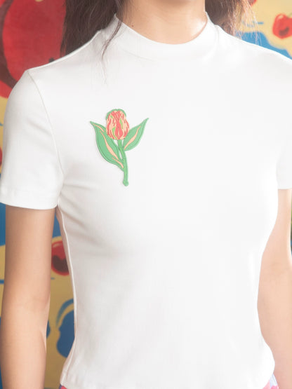 T-shirt à manches courtes blanches de tulipe peinte à la main