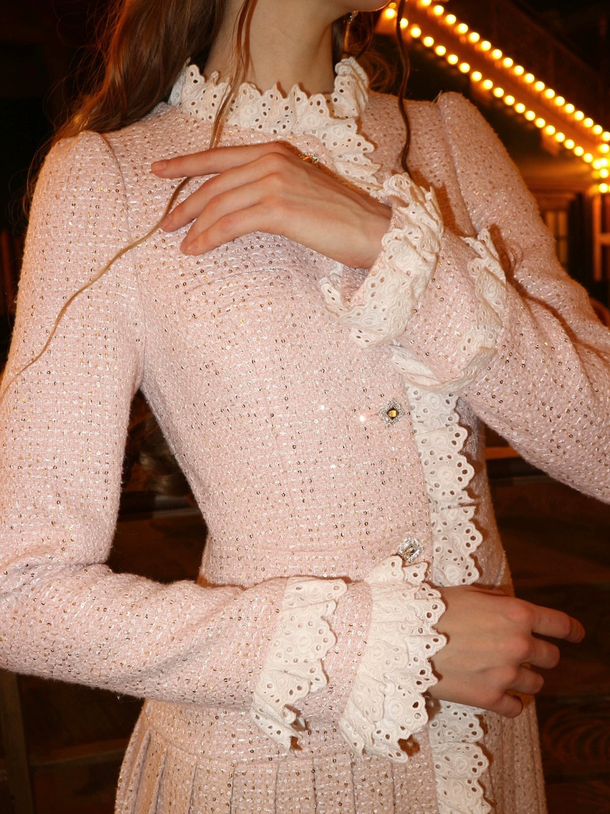 Cappotto in pizzo scintillante rosa champagne con fibbia di gioiello