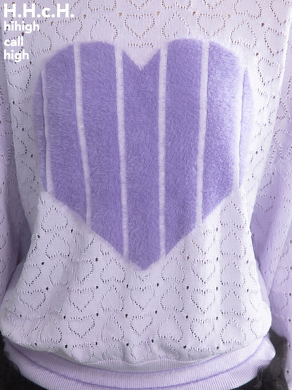 Maglione a maglia per il cuore viola della ragazza