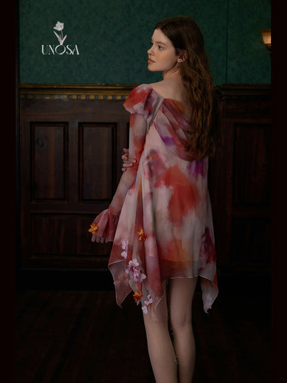 Abito in chiffon tinto di alone rosso con design floreale leggero