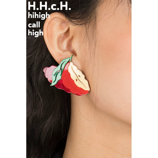 Boucles d'oreilles acryliques asymétriques de motif de pomme