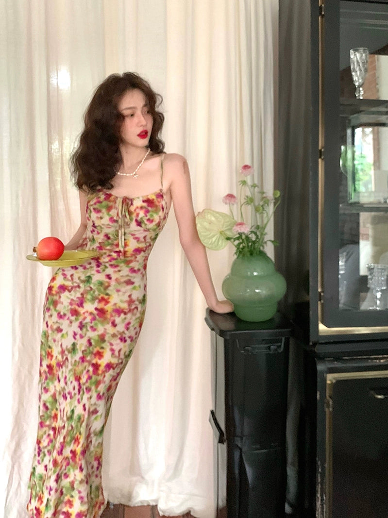 Robe rose vintage française: Élégance de la queue de poisson d'été