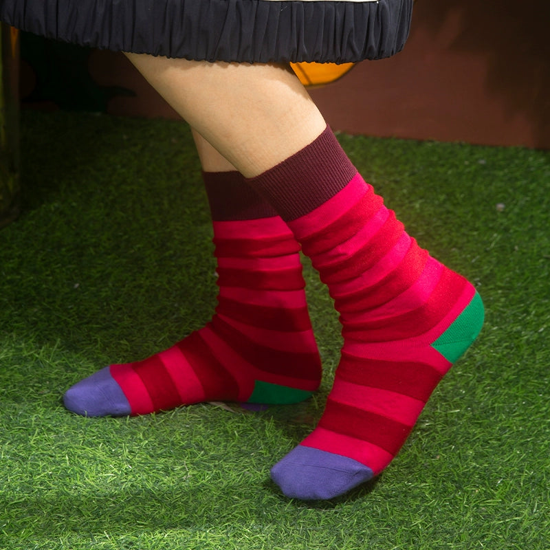 Девушка контрастная полоса красные носки