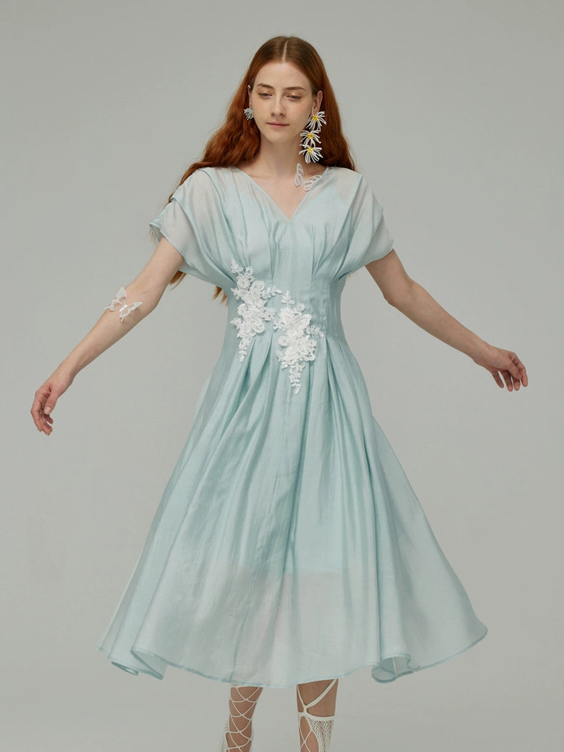 Robe brodée bleu ciel