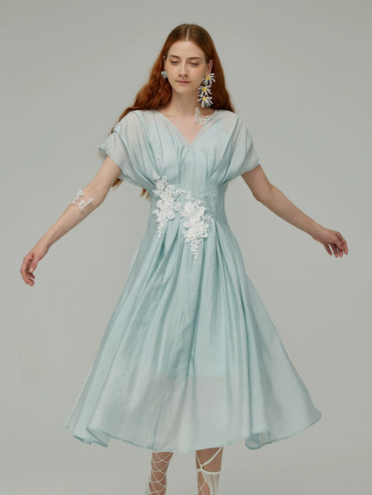 Robe brodée bleu ciel